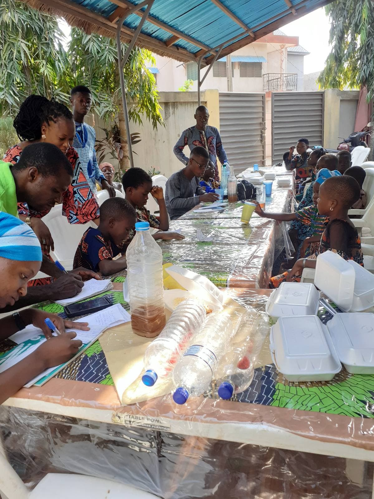 Les enfants parrainés rédigent leur courrier pour leurs parrains et marraines